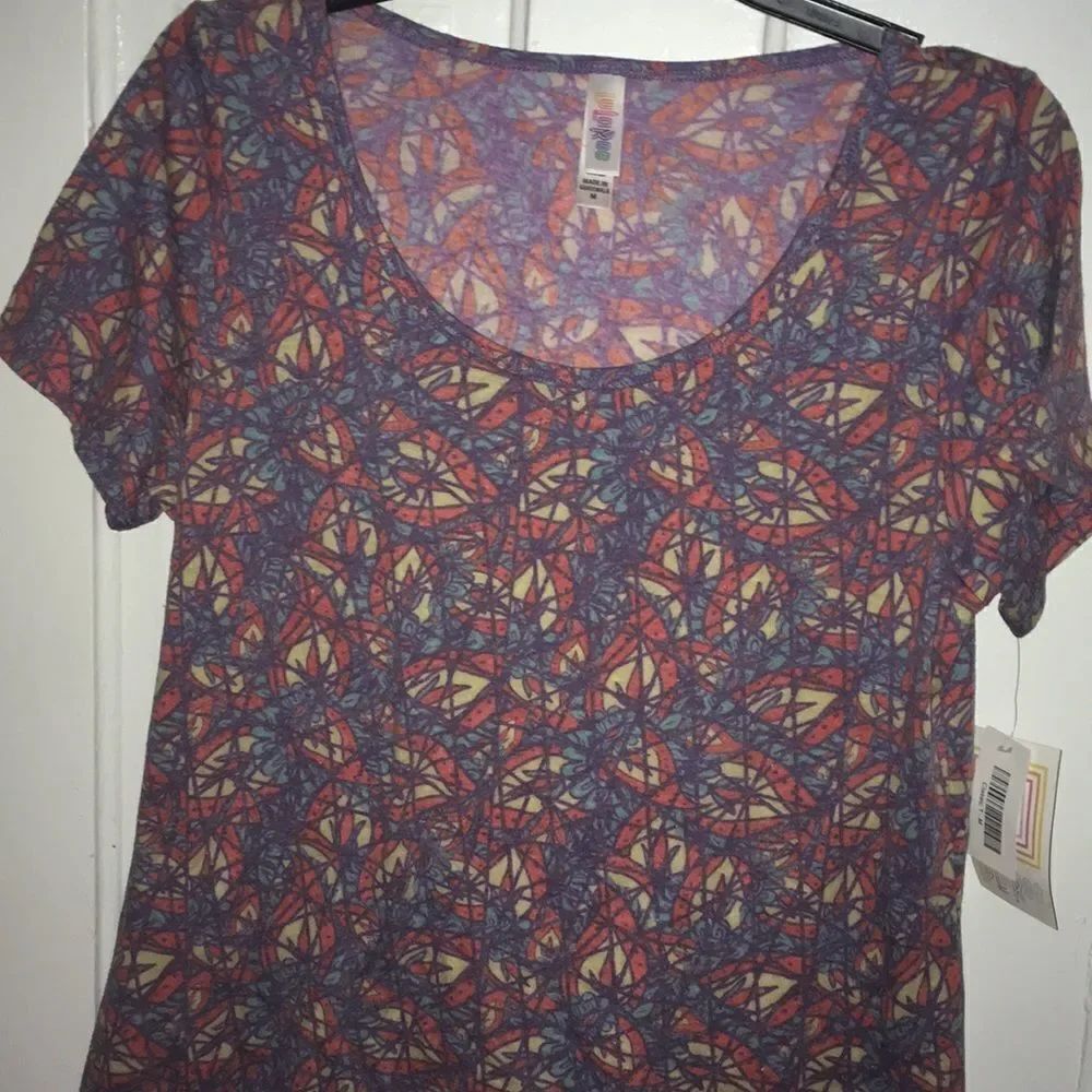 M LuLaRoe Classic Tee